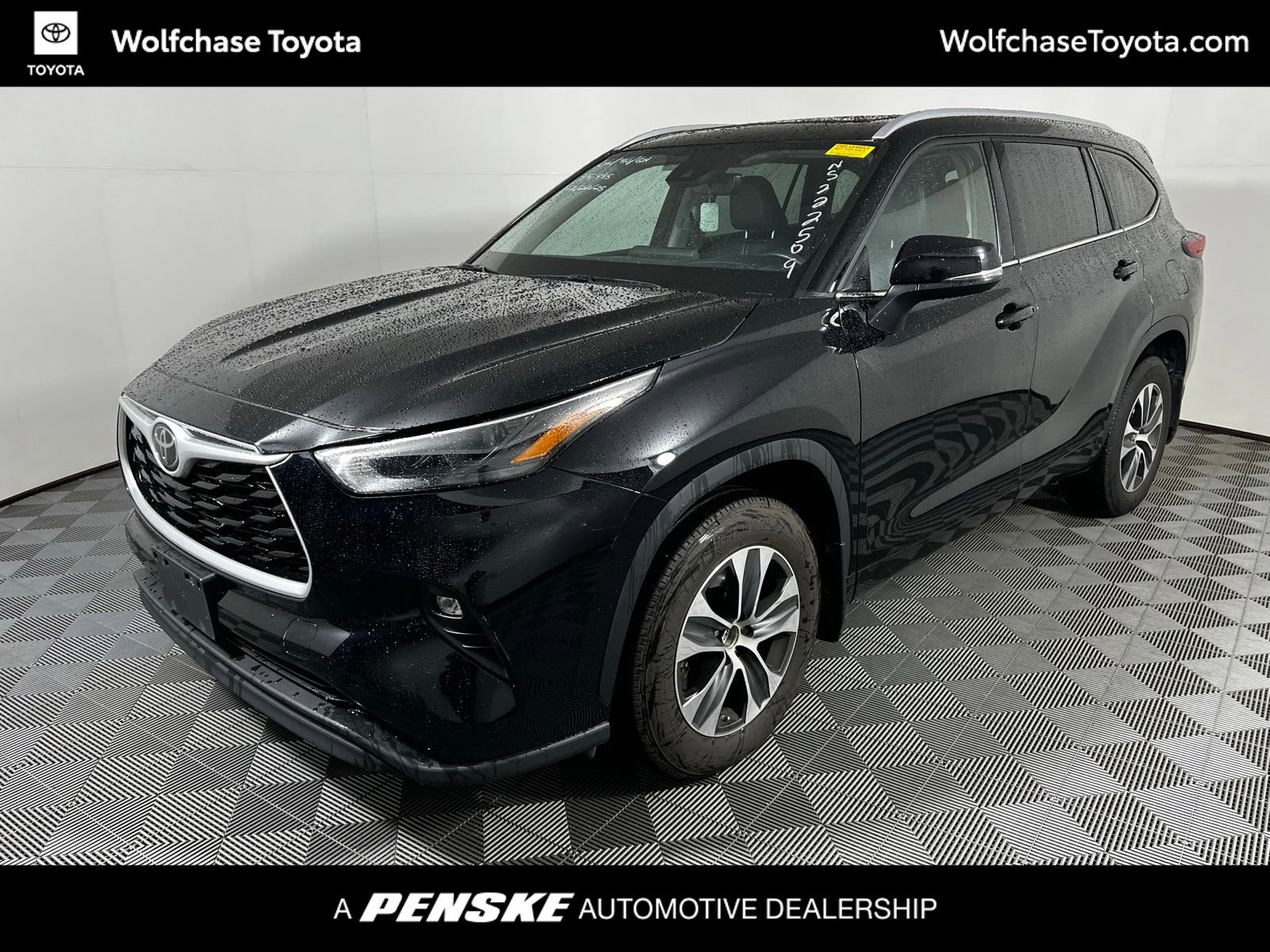 Certified 2022 Toyota Highlander XLE image 1