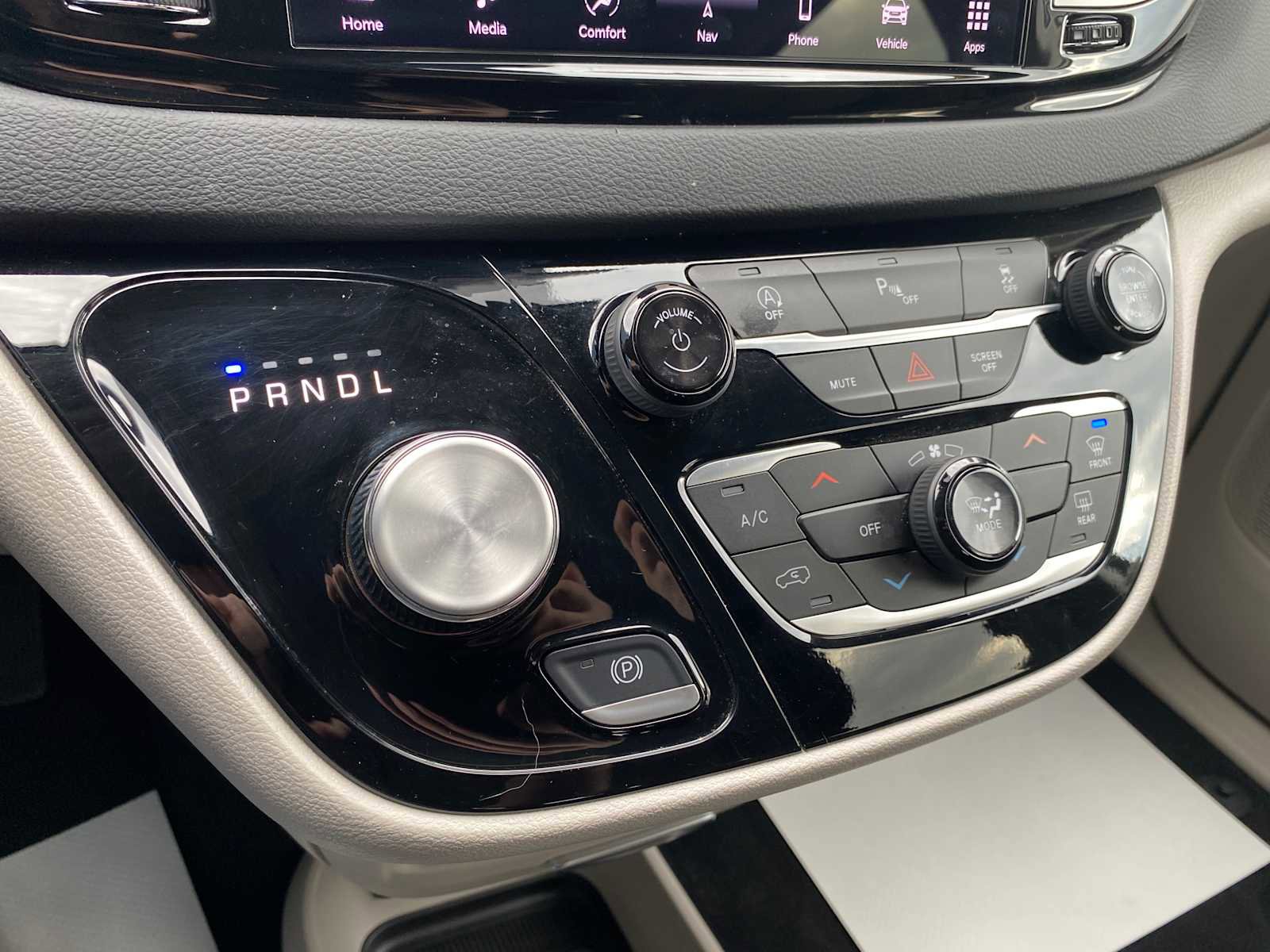 Used 2024 Chrysler Voyager LX image 27