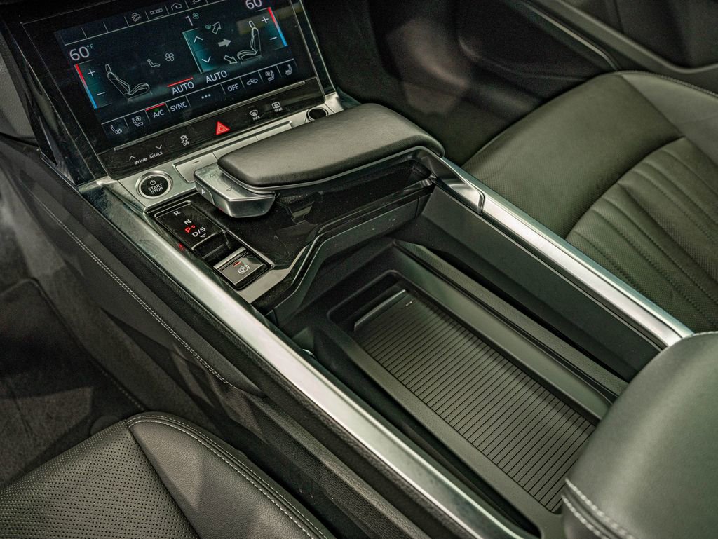Used 2022 Audi e-tron Premium Plus w/ Premium Plus Package image 28