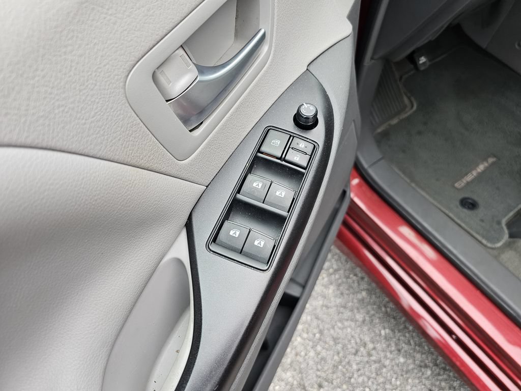 Used 2018 Toyota Sienna LE FWD image 16