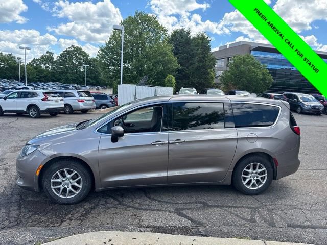 Used 2017 Chrysler Pacifica Touring FWD image 2