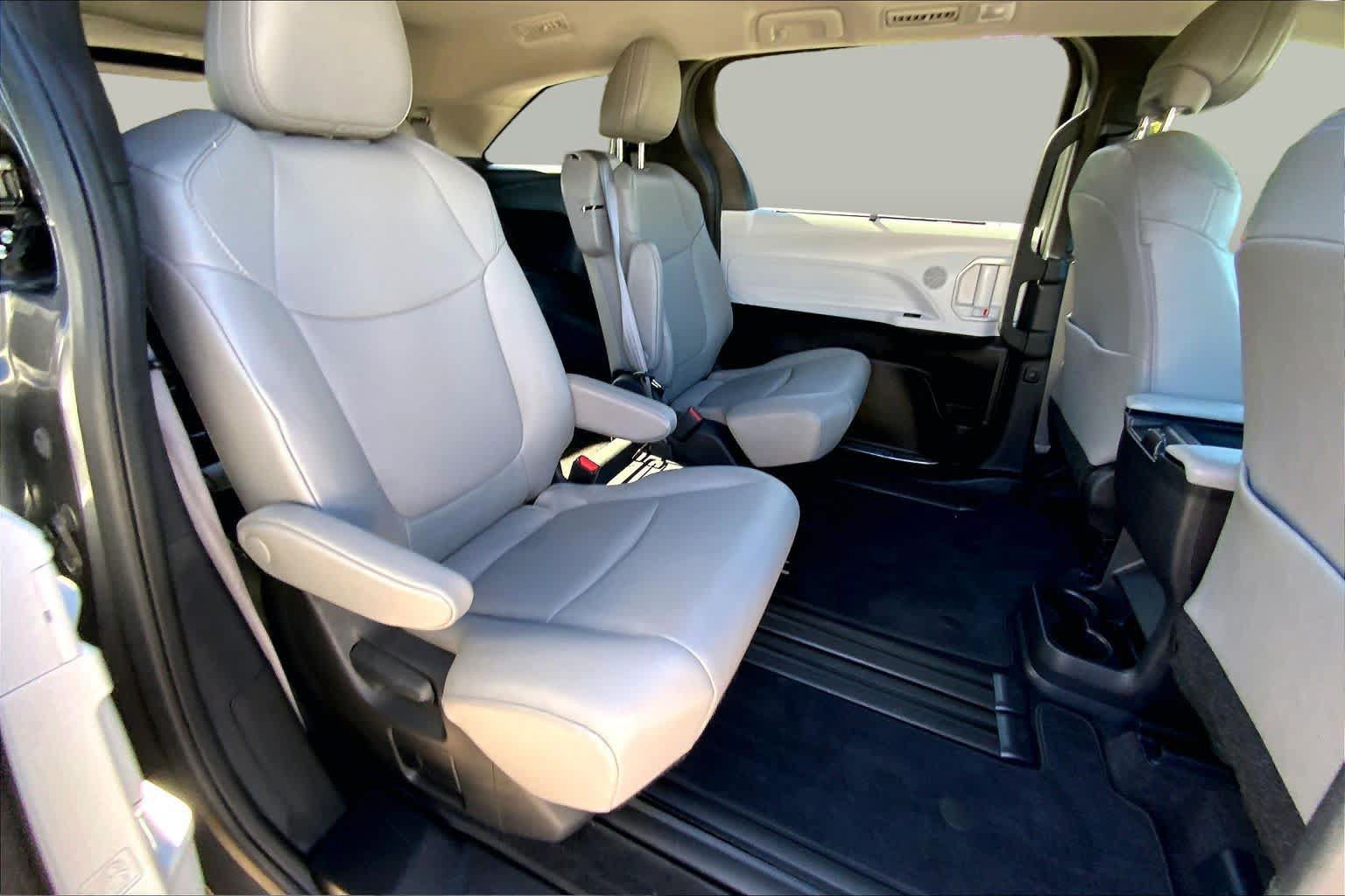 Used 2025 Toyota Sienna XLE FWD image 19