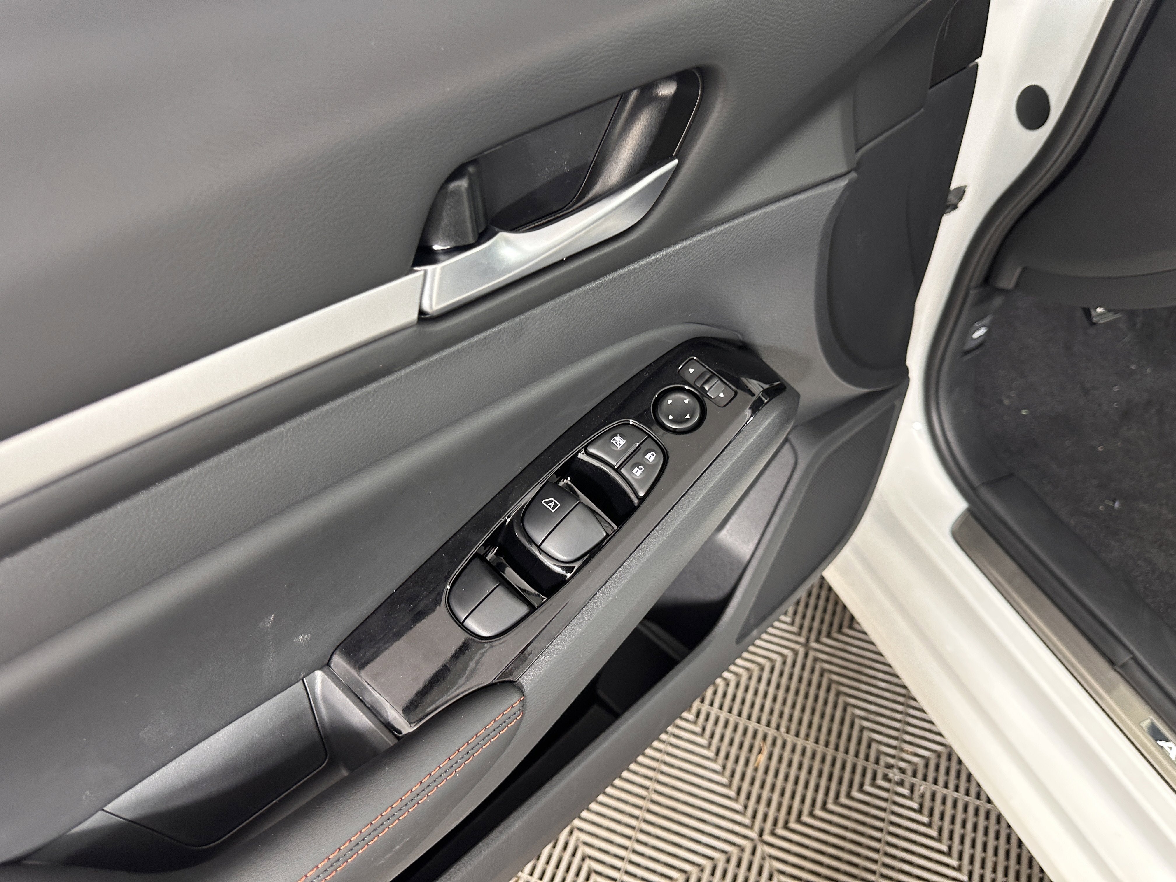 New 2025 Nissan Altima 2.5 SR image 29