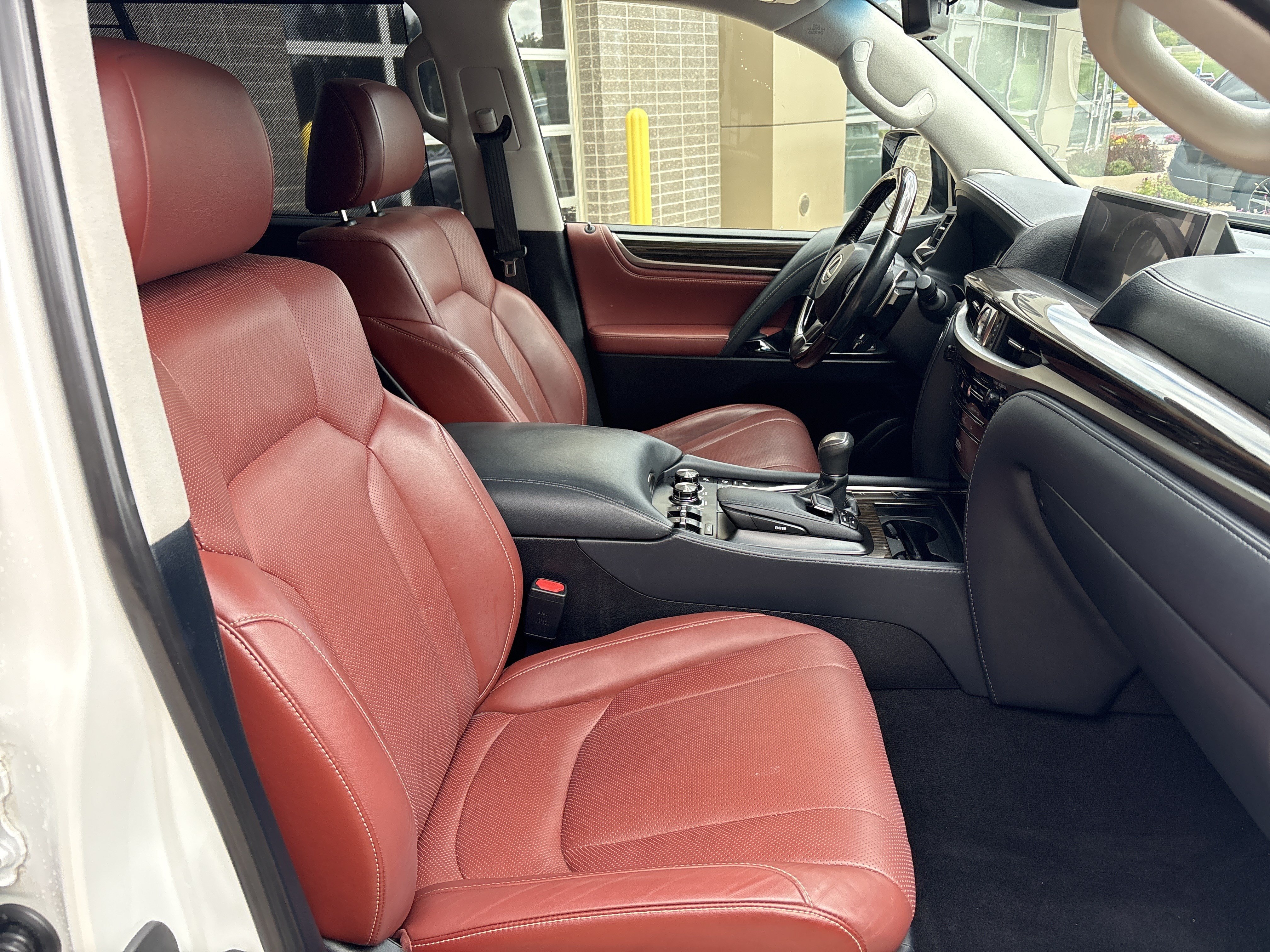 Used 2021 Lexus LX 570 4WD w/ Luxury Package image 33
