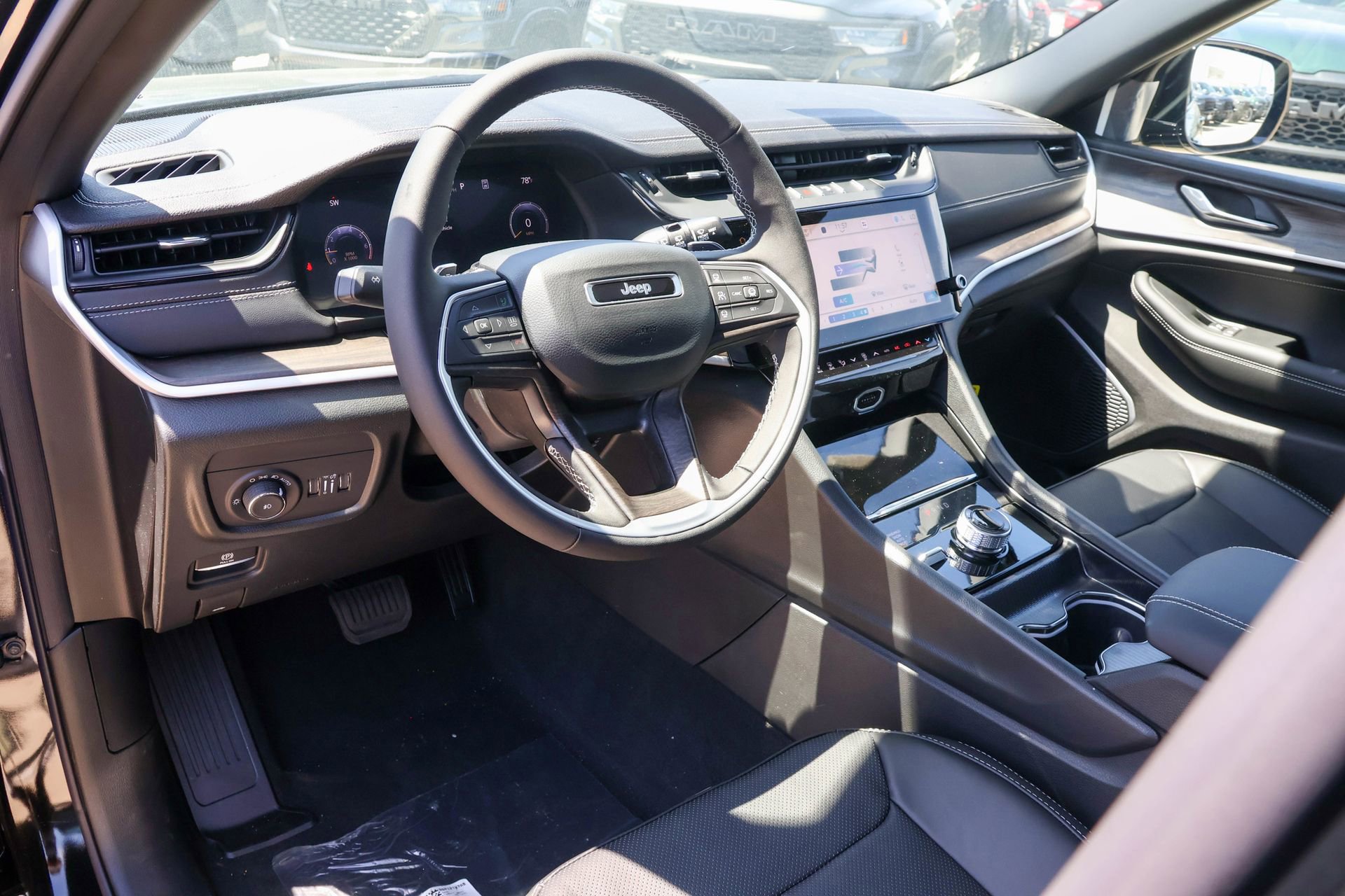New 2026 Jeep Grand Cherokee Limited AWD/4WD image 3