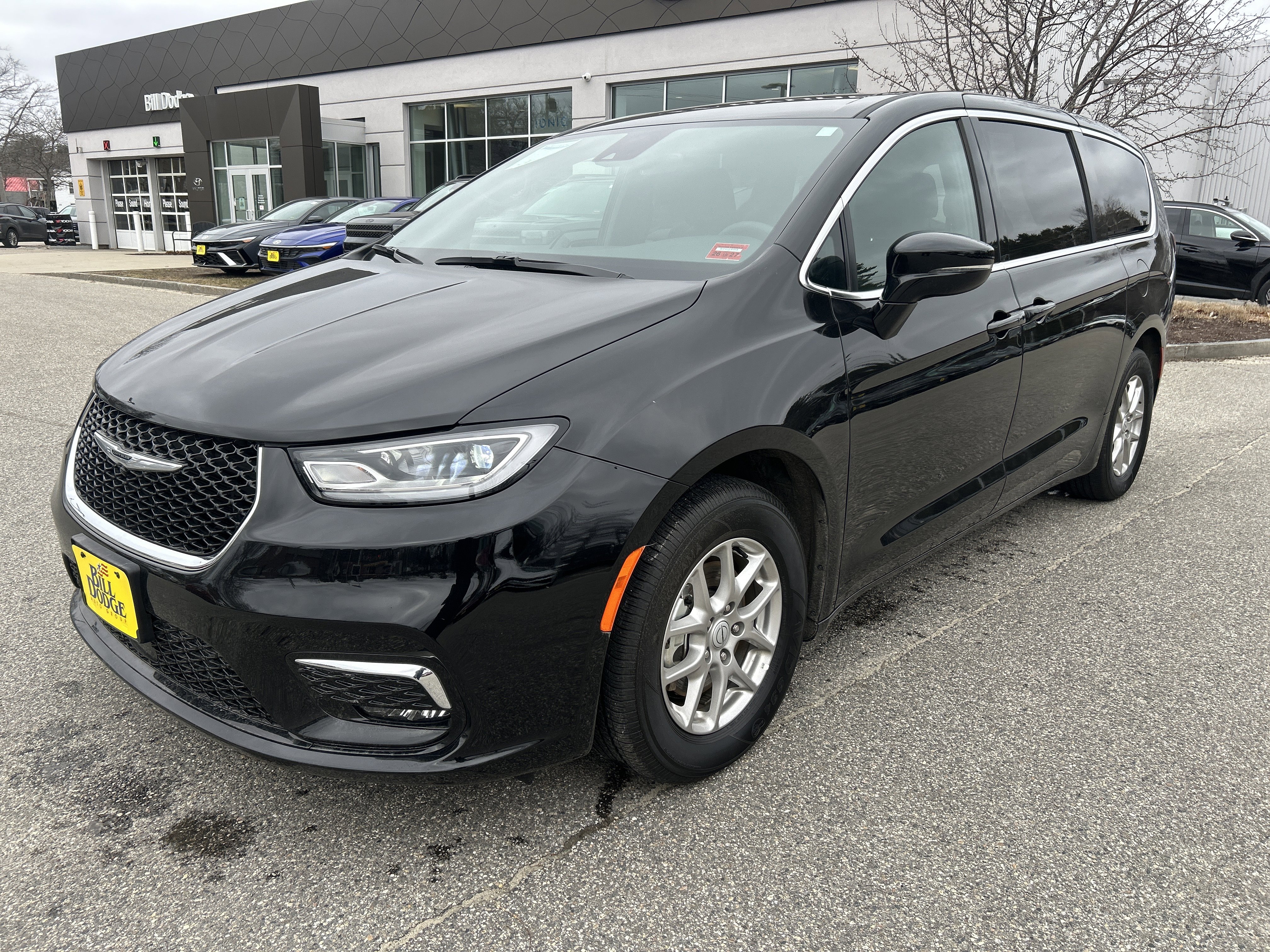 Used 2025 Chrysler Pacifica Select