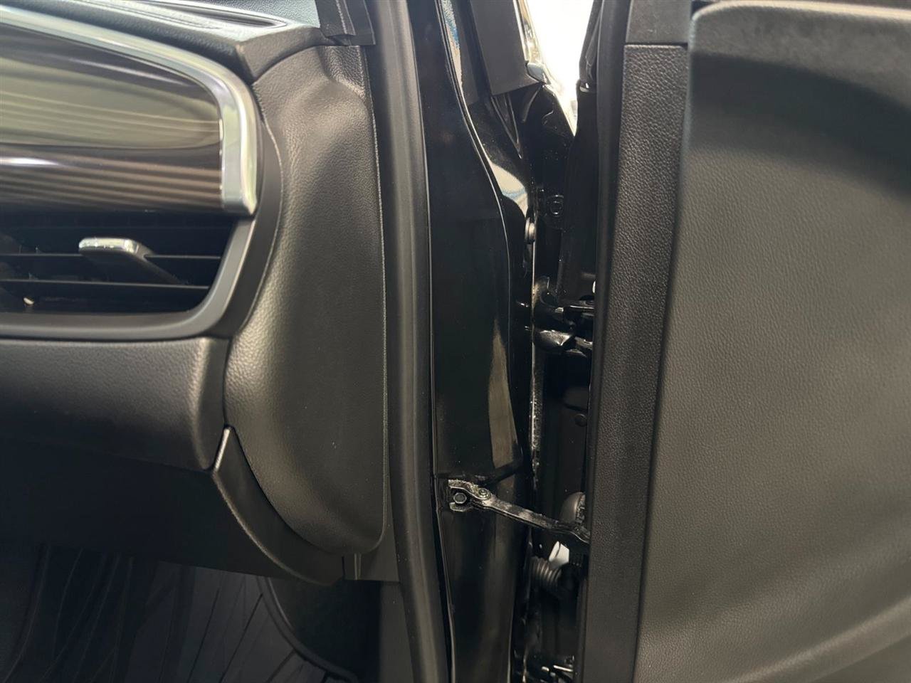 Used 2020 Buick Envision Essence AWD/4WD image 28