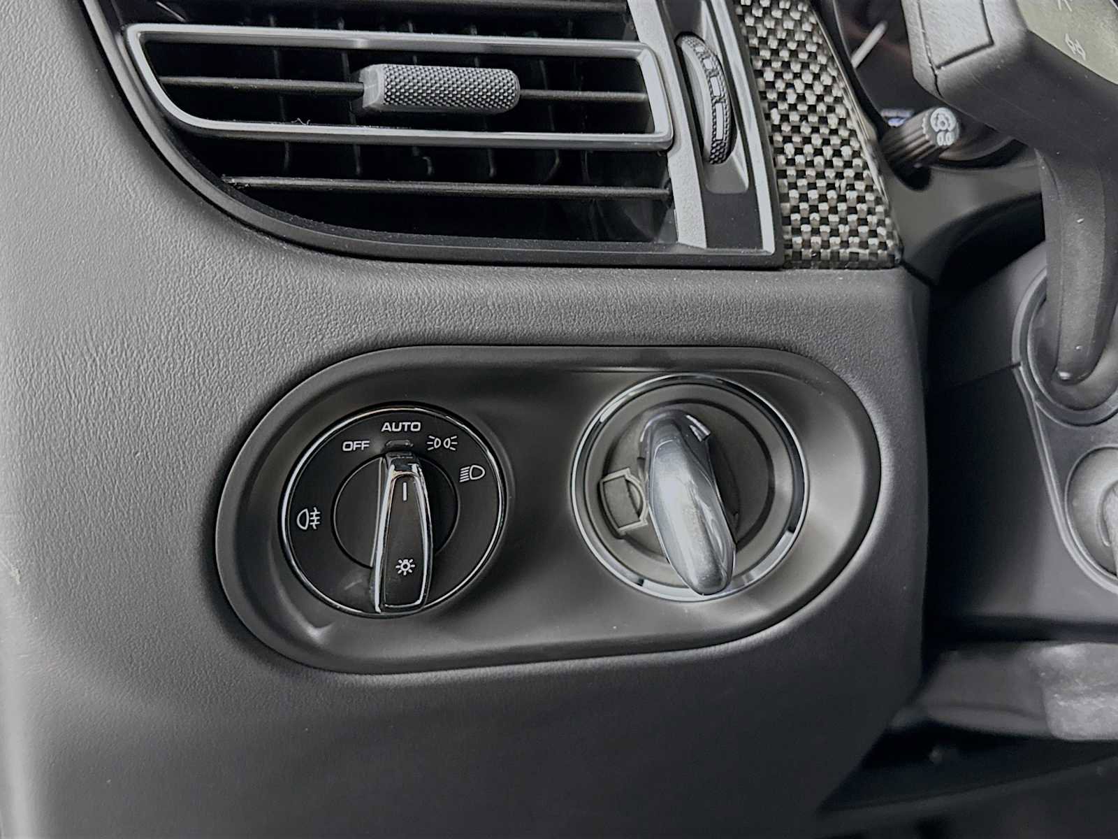 Certified 2025 Porsche Macan GTS image 14