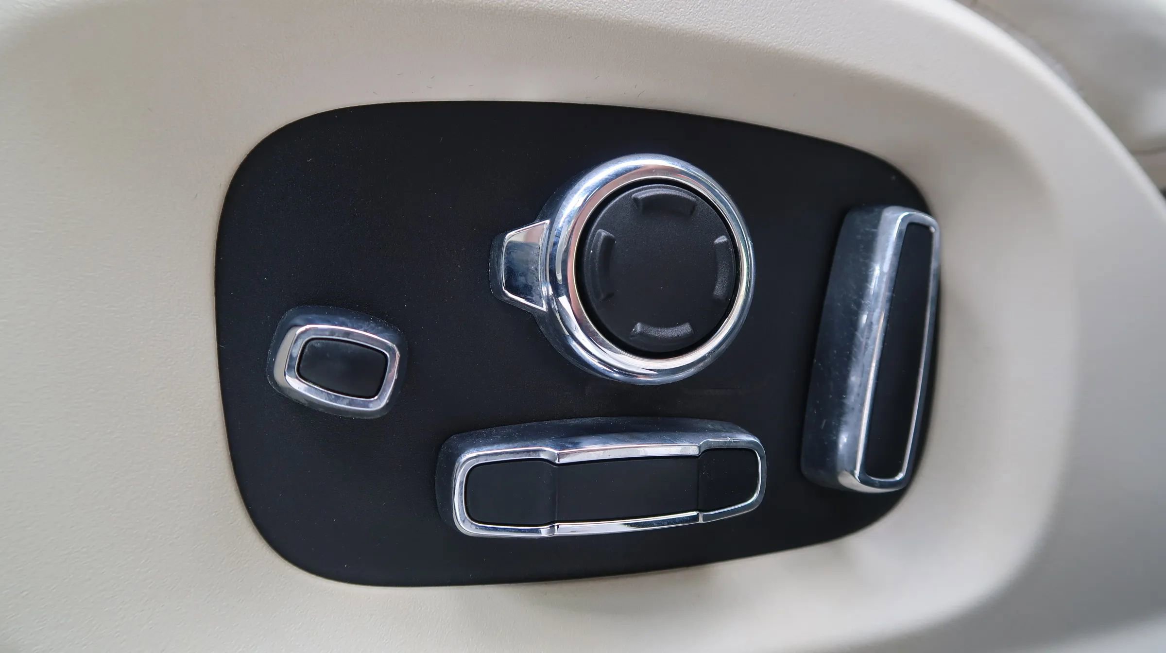 Used 2019 Jaguar XJ L Portfolio image 27