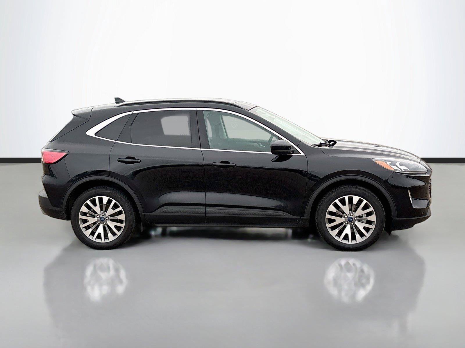 Used 2022 Ford Escape Titanium w/ Class II Trailer Tow Package AWD/4WD image 17