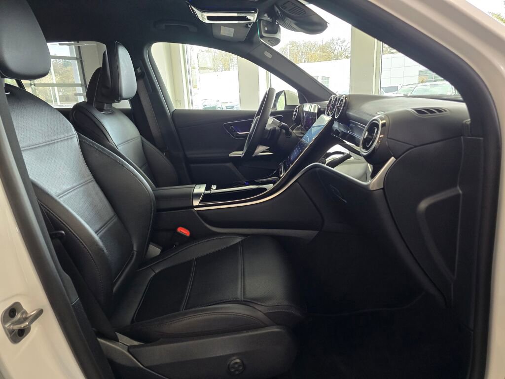Used 2024 Mercedes-Benz GLC 300 4MATIC image 42