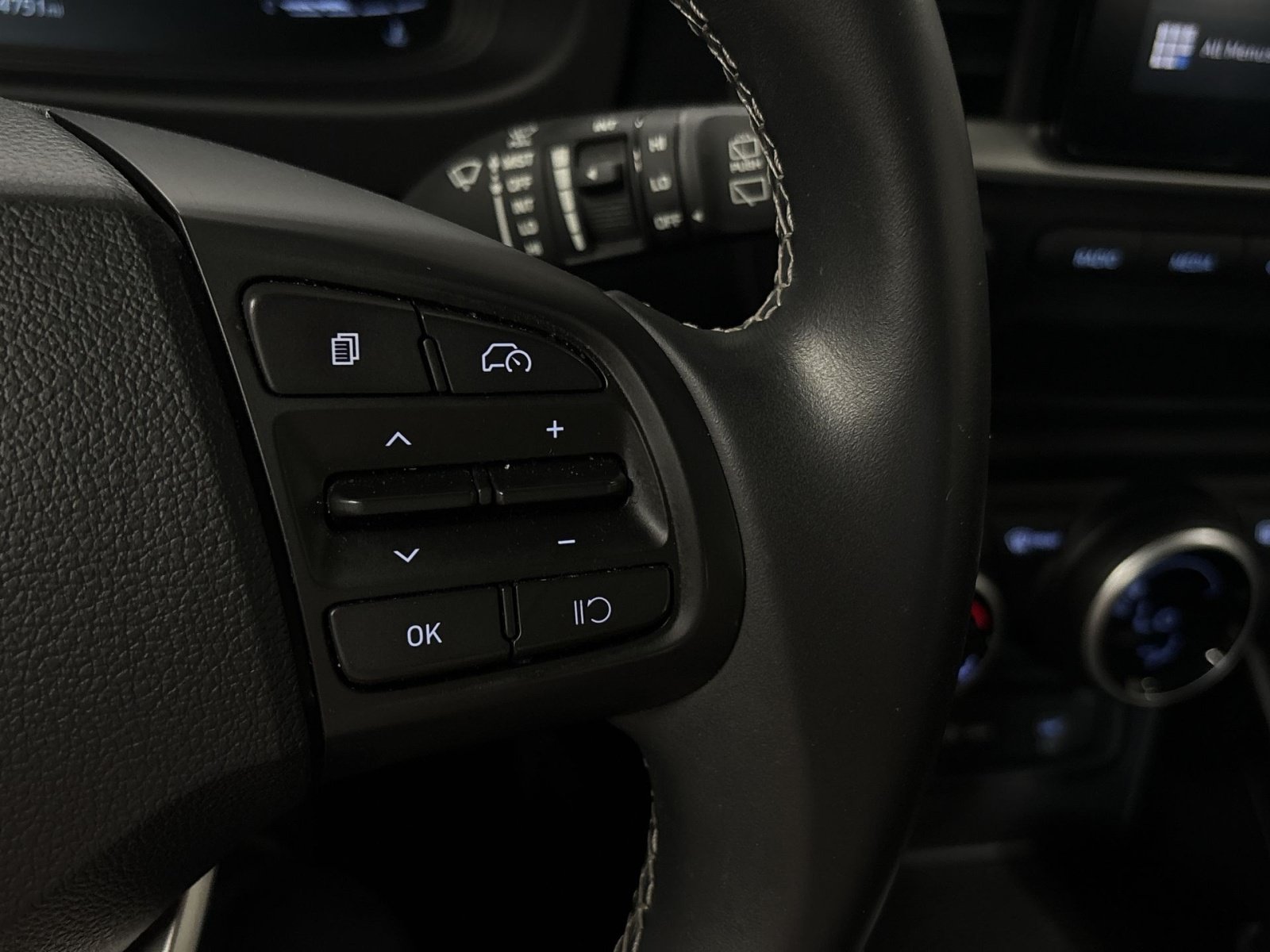 Certified 2025 Hyundai Venue SEL FWD image 17