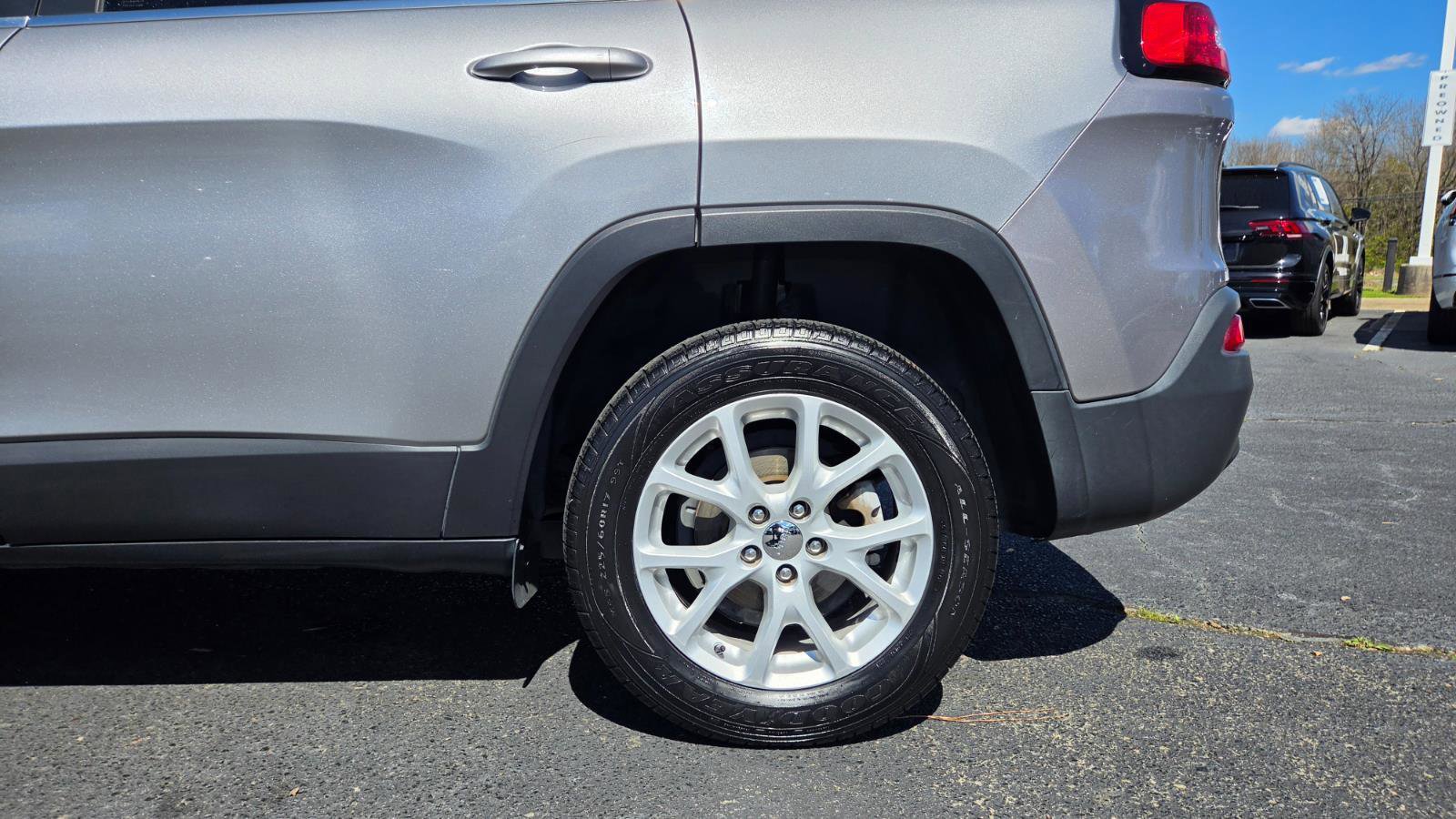 Used 2017 Jeep Cherokee Latitude w/ Safety/Convenience Group image 13