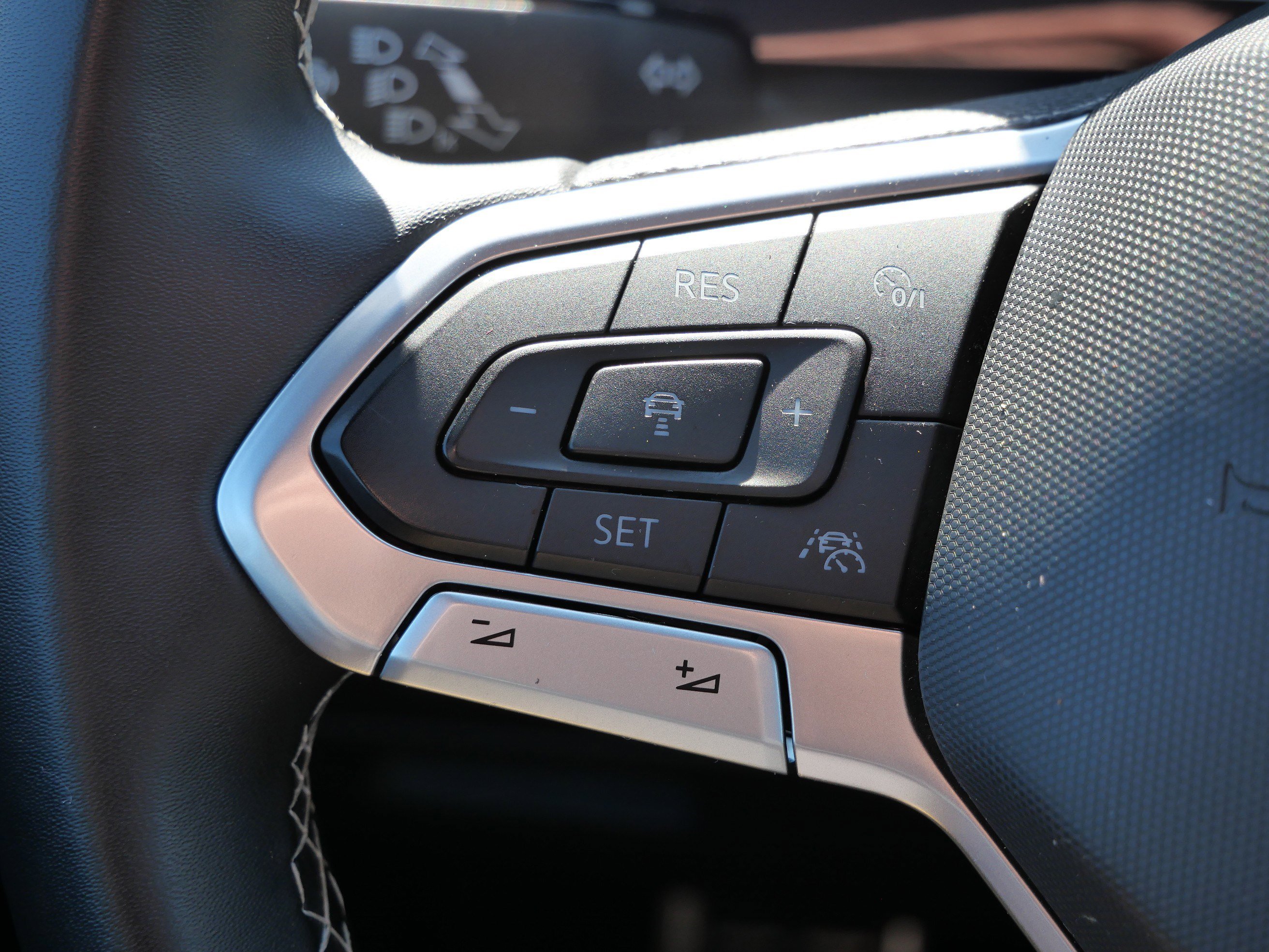 Used 2023 Volkswagen Tiguan SEL R-Line image 33