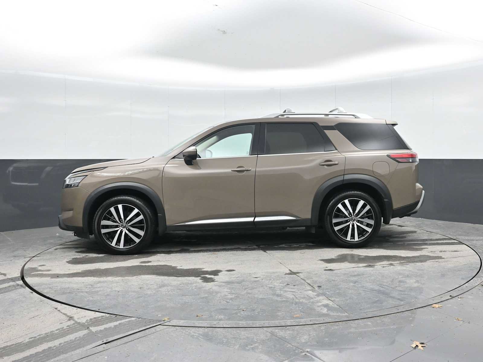Used 2023 Nissan Pathfinder Platinum w/ Cargo Package image 3