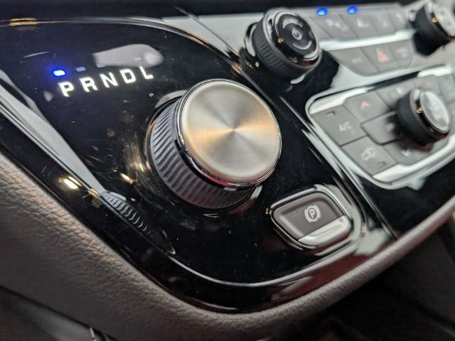 Used 2021 Chrysler Pacifica Limited w/ Uconnect Theater Family Group image 23