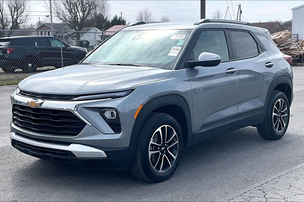 Used 2025 Chevrolet TrailBlazer LT image 2