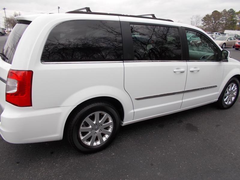 Used 2016 Chrysler Town & Country Touring image 13