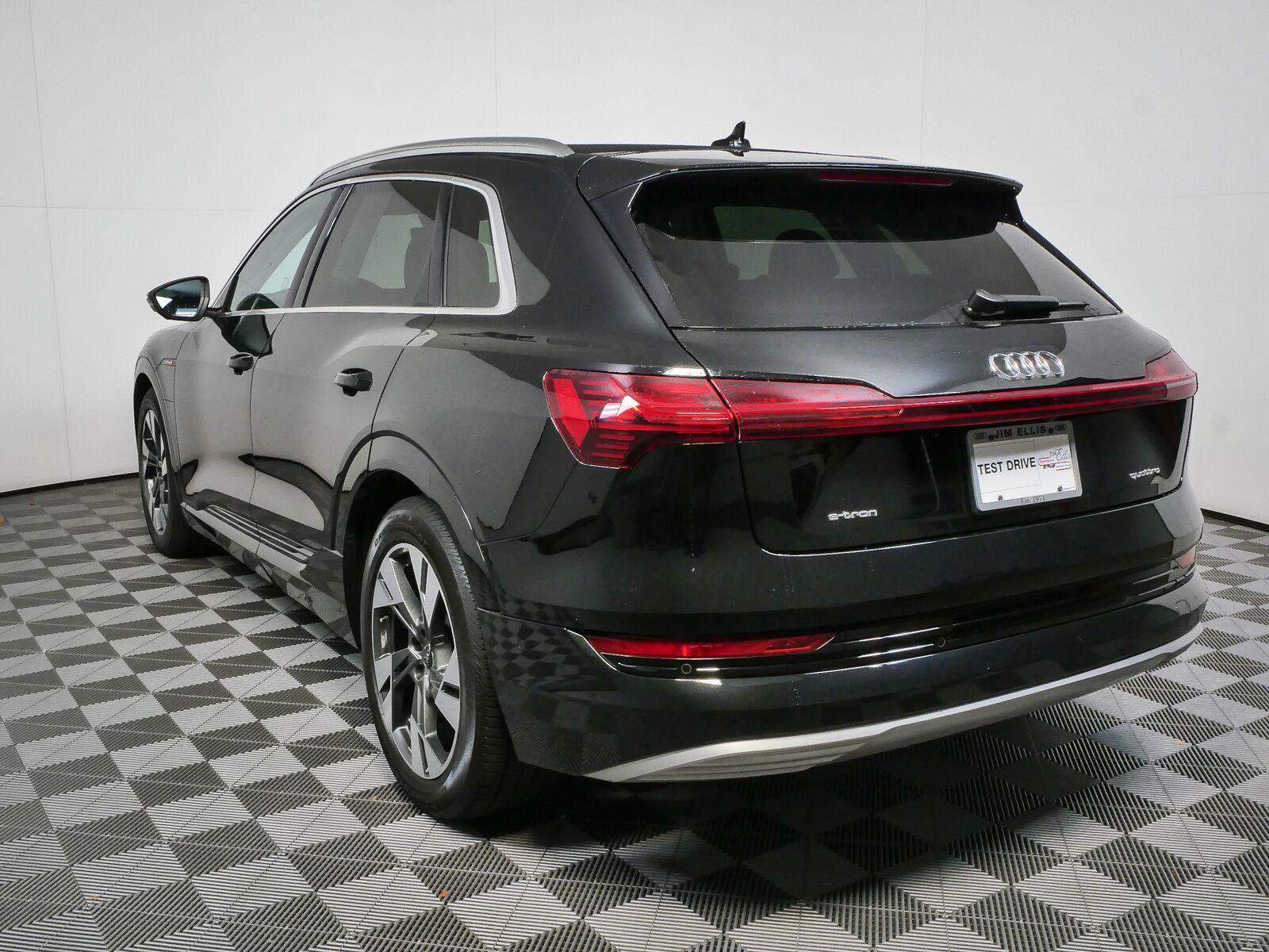 Used 2023 Audi e-tron Premium Plus w/ Premium Plus Package AWD/4WD image 29