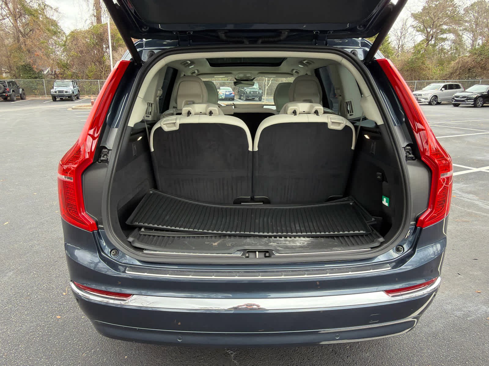 Certified 2025 Volvo XC90 B6 Plus w/ Protection Package Premier image 22