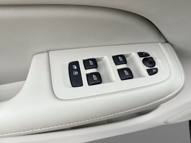 Certified 2025 Volvo S60 B5 Plus AWD/4WD image 18