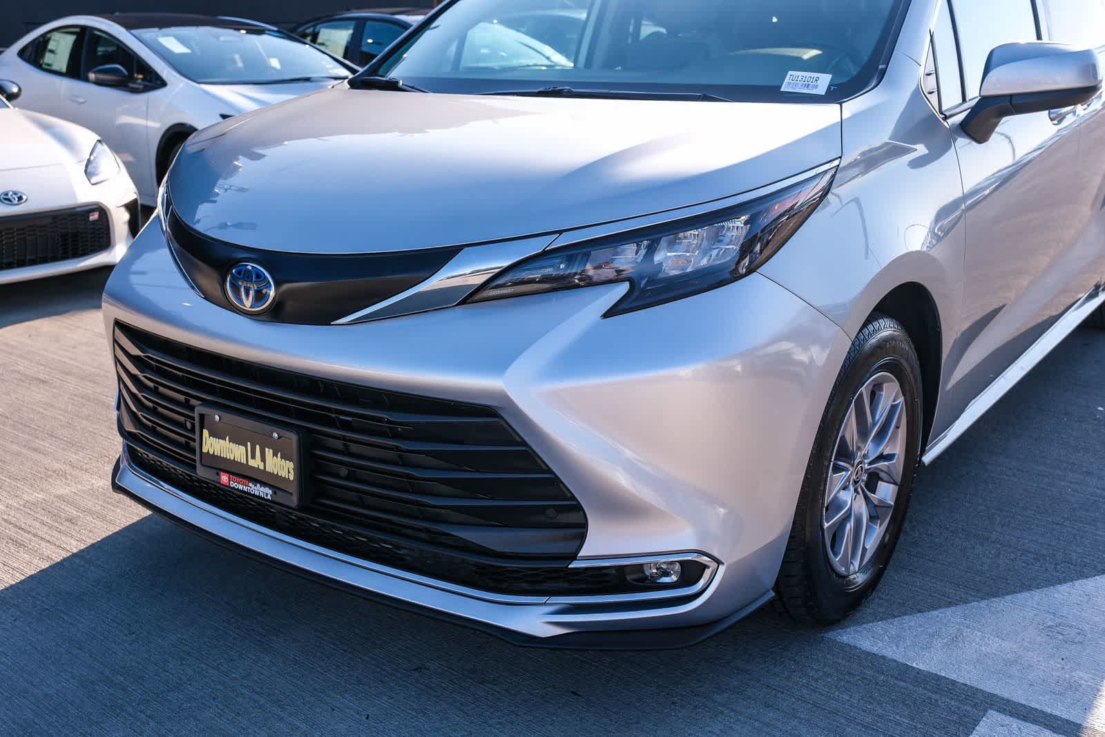 Certified 2024 Toyota Sienna XLE FWD image 11