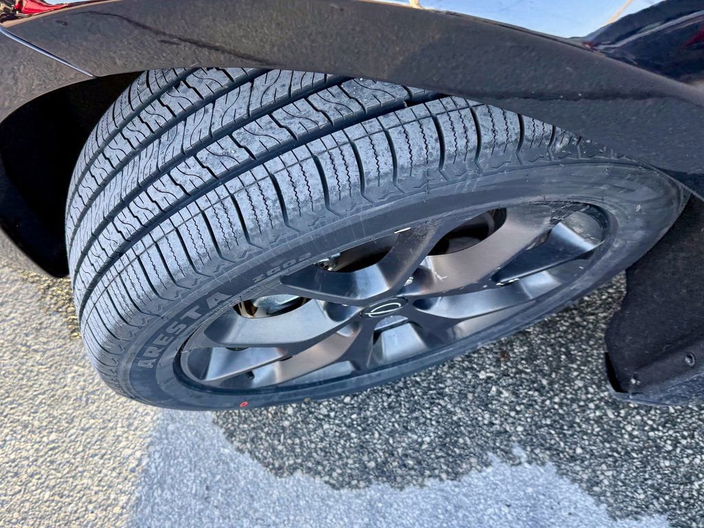 Used 2025 Chrysler Pacifica Limited image 30