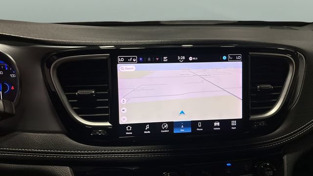 Used 2025 Chrysler Pacifica Limited FWD image 16
