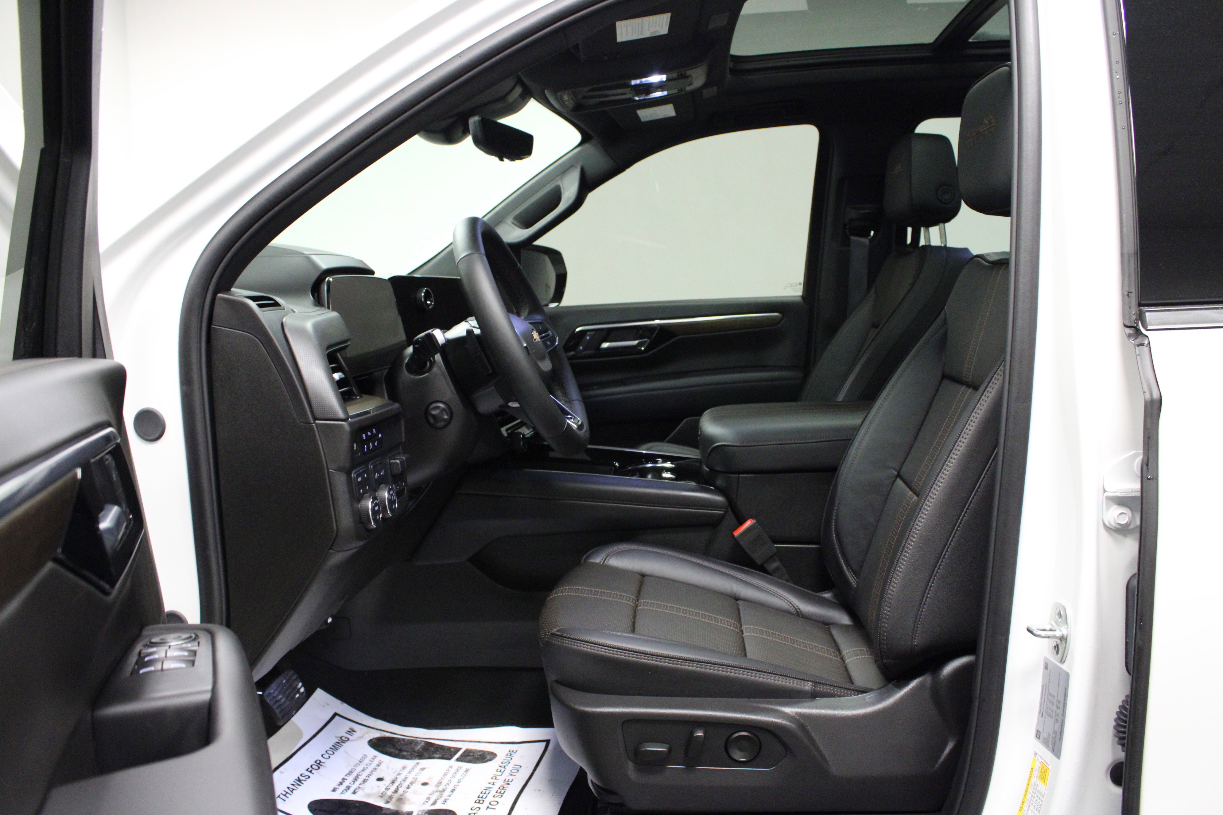 Used 2025 Chevrolet Suburban High Country image 12