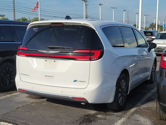 Used 2023 Chrysler Pacifica Touring-L FWD image 3