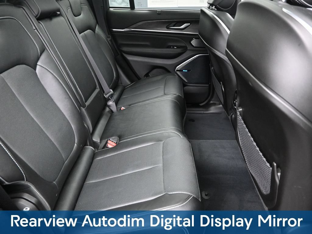 Used 2023 Jeep Grand Cherokee Overland w/ Luxury Tech Group IV AWD/4WD image 12