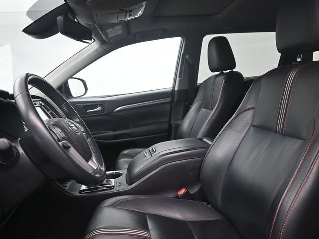 Used 2019 Toyota Highlander SE image 12