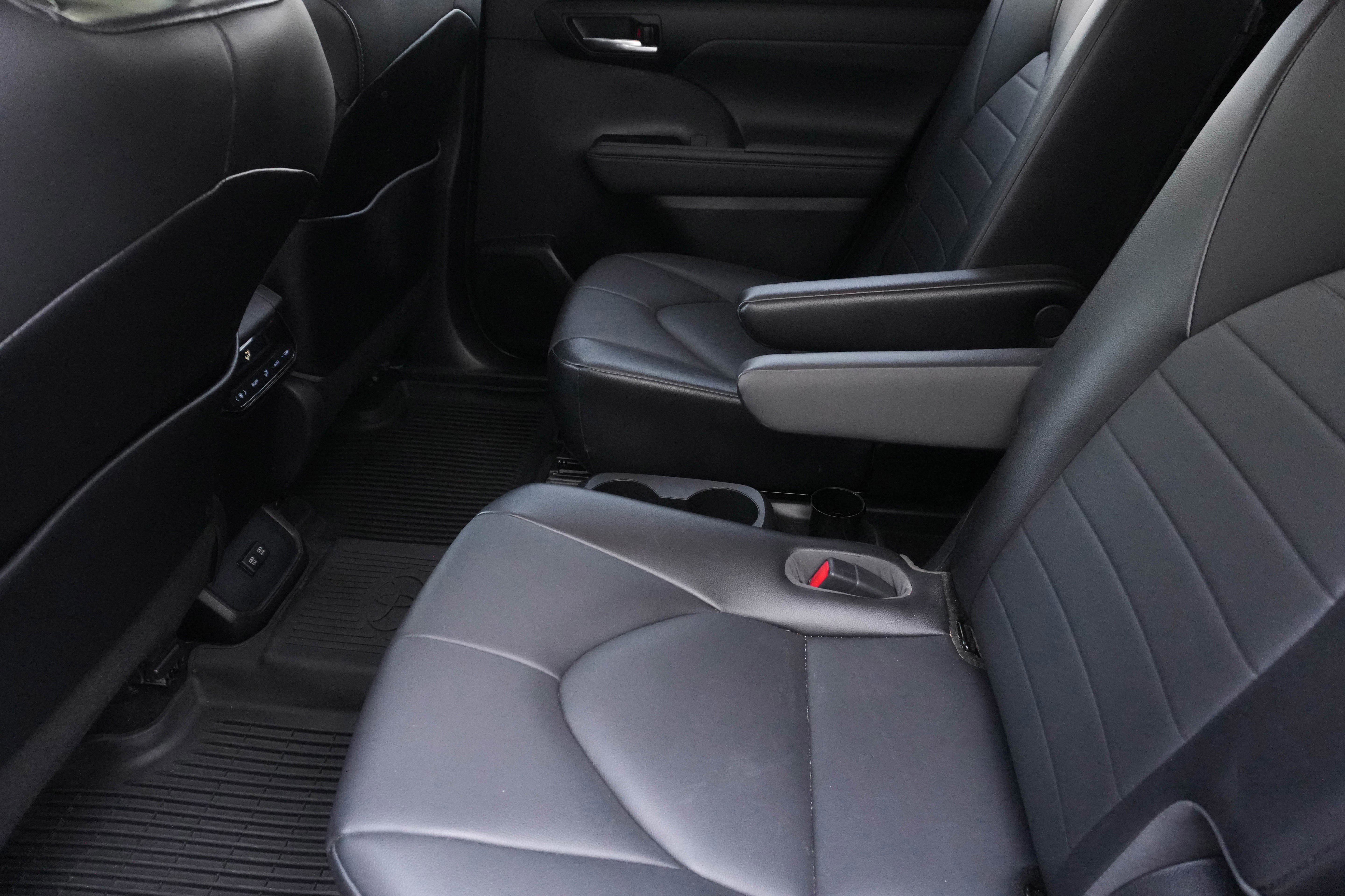 Used 2021 Toyota Highlander XLE FWD image 31