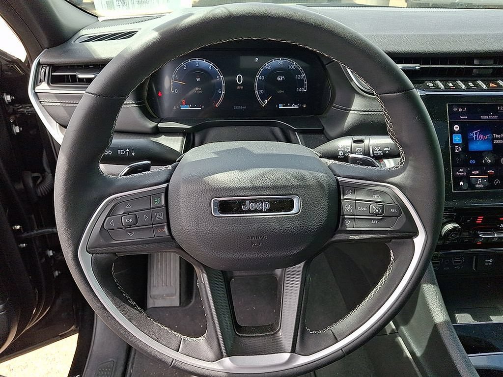 Used 2025 Jeep Grand Cherokee Altitude RWD image 15