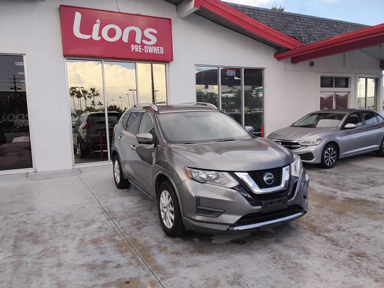 Used 2018 Nissan Rogue SV w/ Premium Package image 2