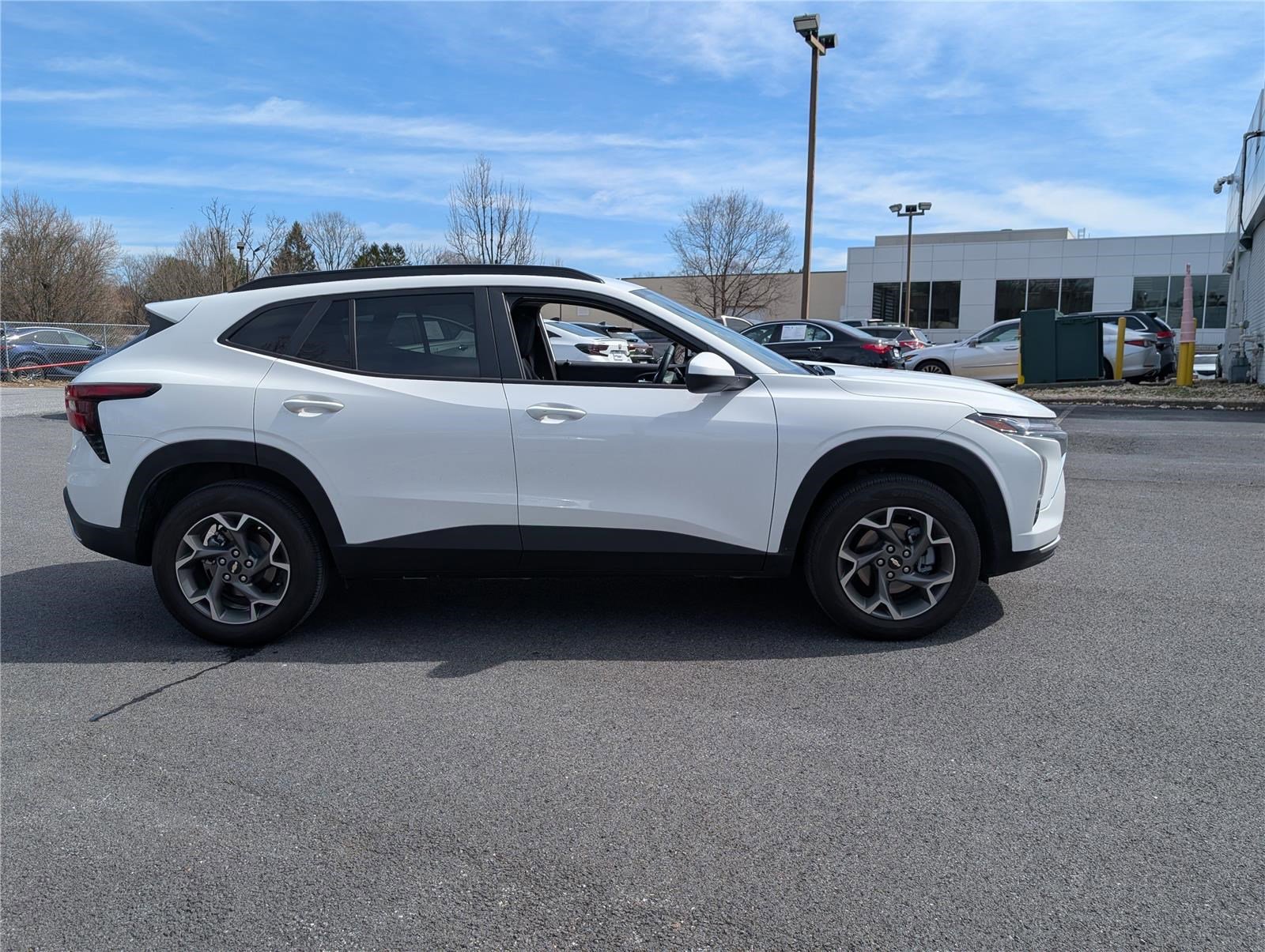 Used 2025 Chevrolet Trax LT w/ Driver Confidence Package image 2