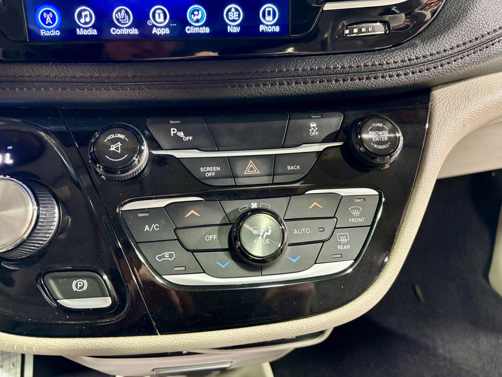 Used 2017 Chrysler Pacifica Limited w/ UConnect Theater Package image 31