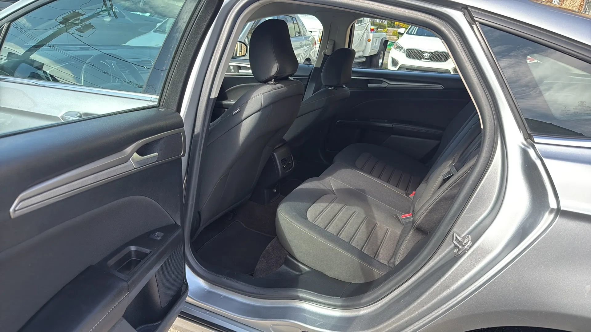 Used 2020 Ford Fusion SE image 27