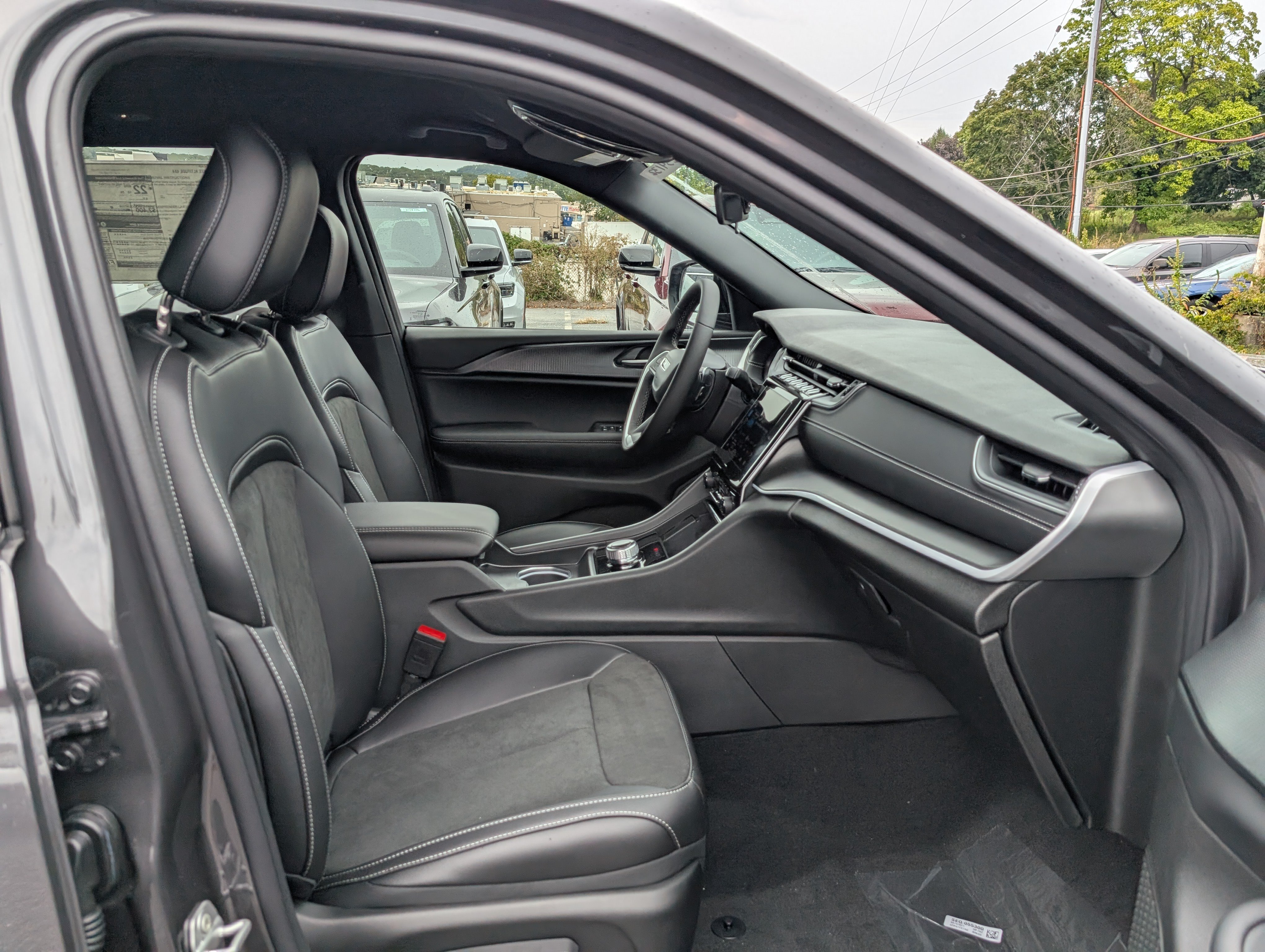 New 2025 Jeep Grand Cherokee Altitude AWD/4WD image 9