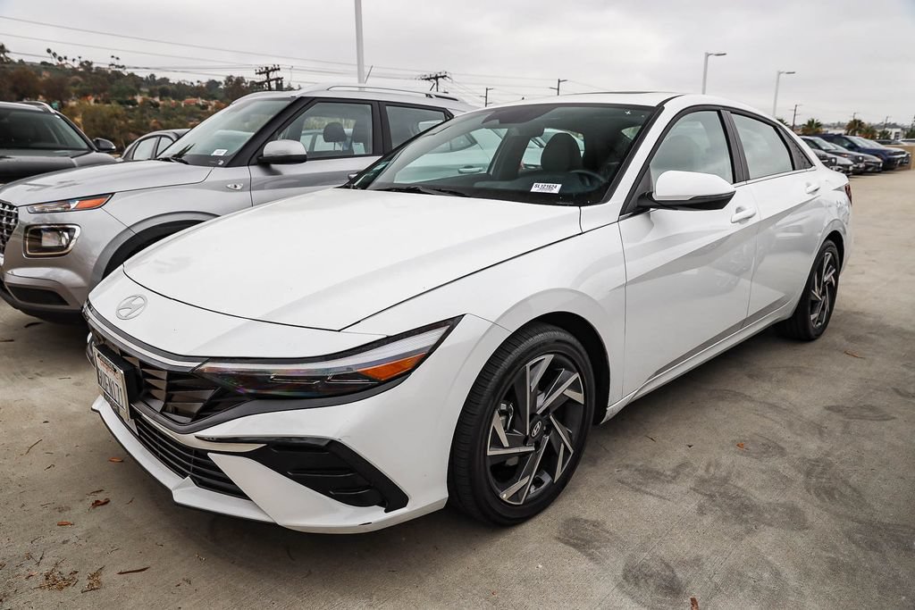 Certified 2025 Hyundai Elantra Limited FWD image 2