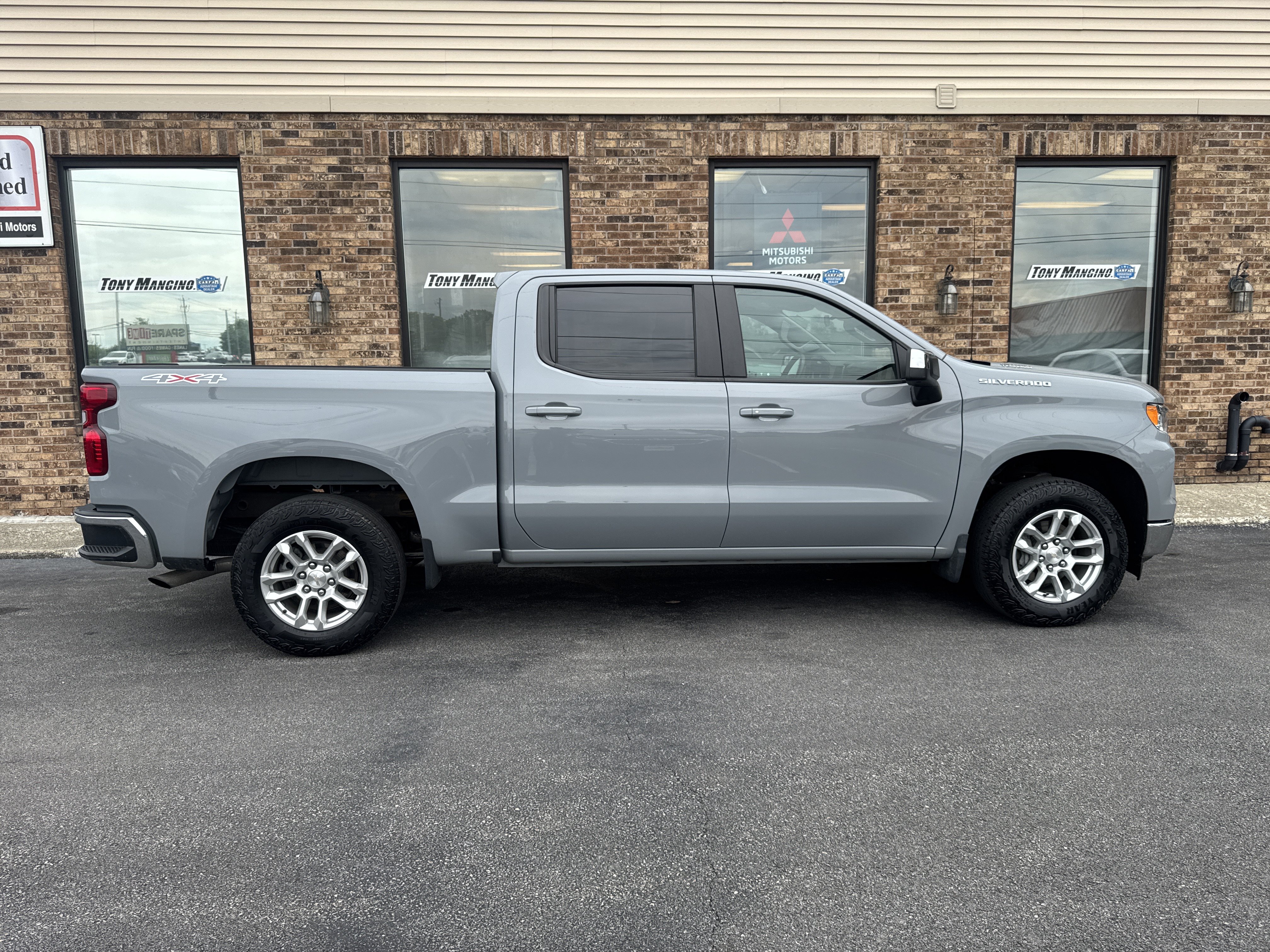 Used 2024 Chevrolet Silverado 1500 LT AWD/4WD image 6