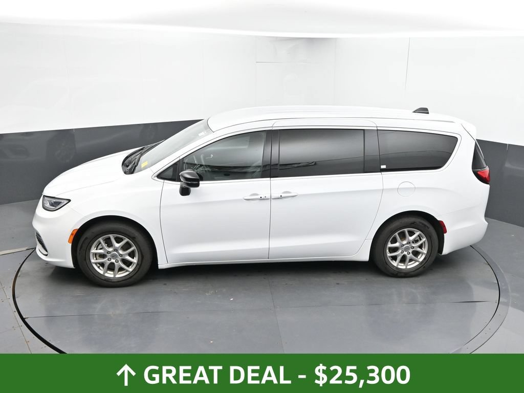 Used 2025 Chrysler Pacifica Select FWD image 38
