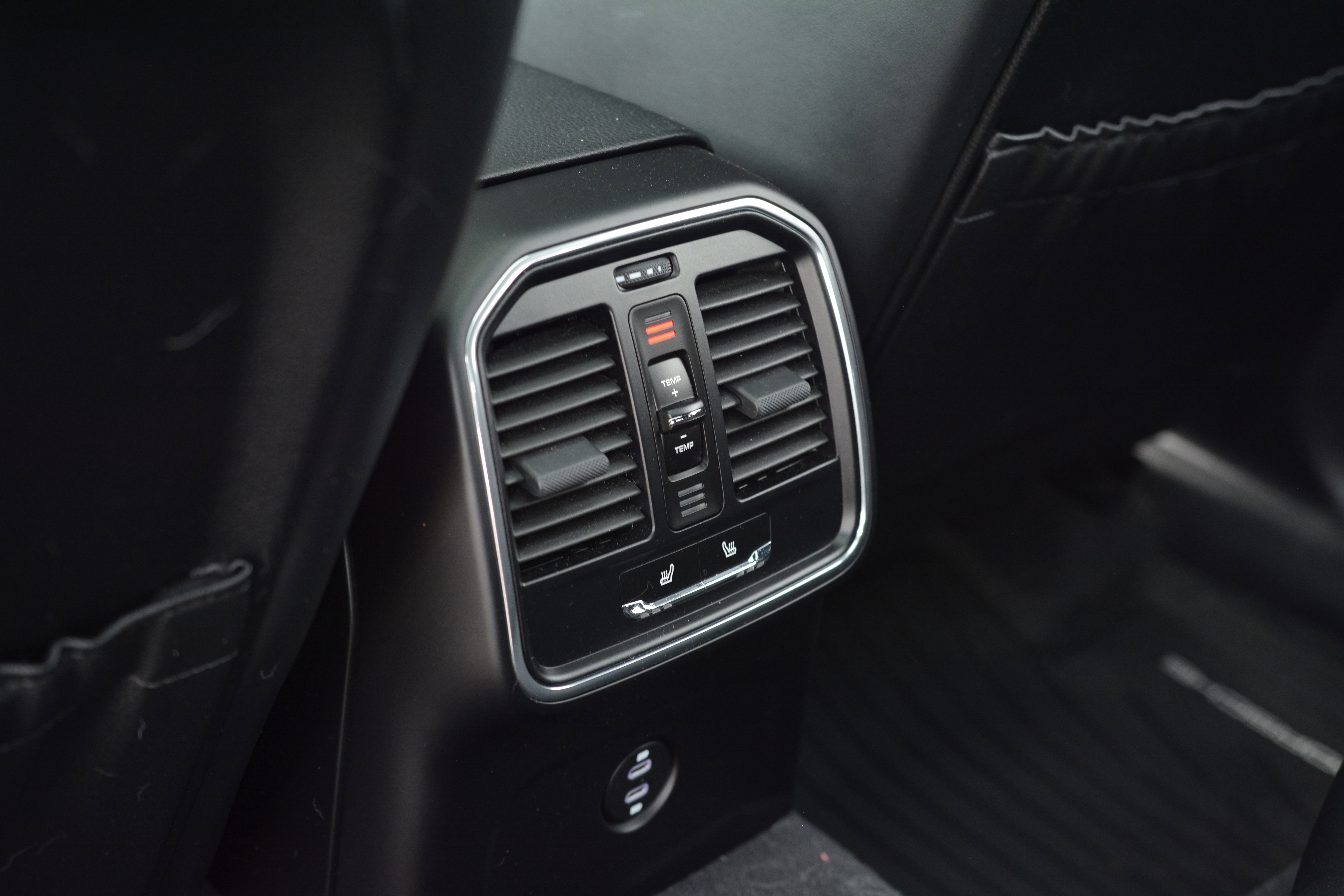Certified 2020 Porsche Macan AWD/4WD image 32