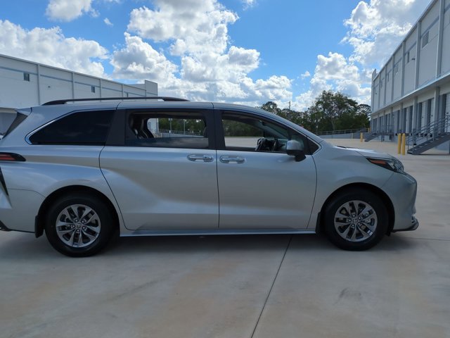 Used 2024 Toyota Sienna XLE FWD image 4