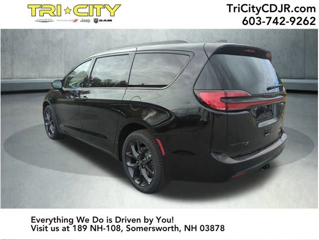 New 2026 Chrysler Pacifica Limited w/ S Appearance Package image 3