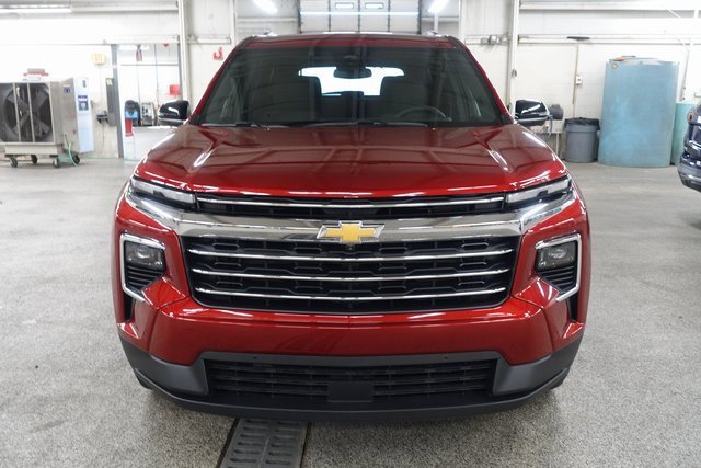 Used 2025 Chevrolet Traverse LT w/ Enhanced Driving Package image 2