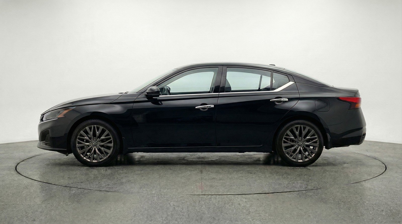Used 2025 Nissan Altima 2.5 SV FWD image 5