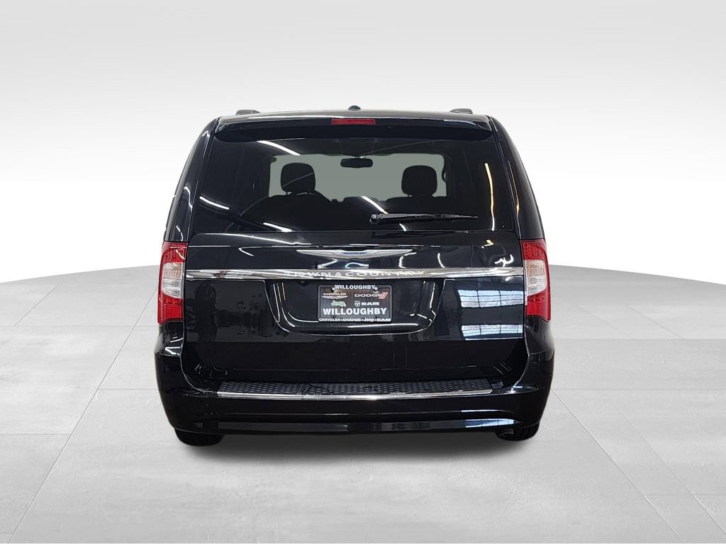 Used 2014 Chrysler Town & Country Touring image 7