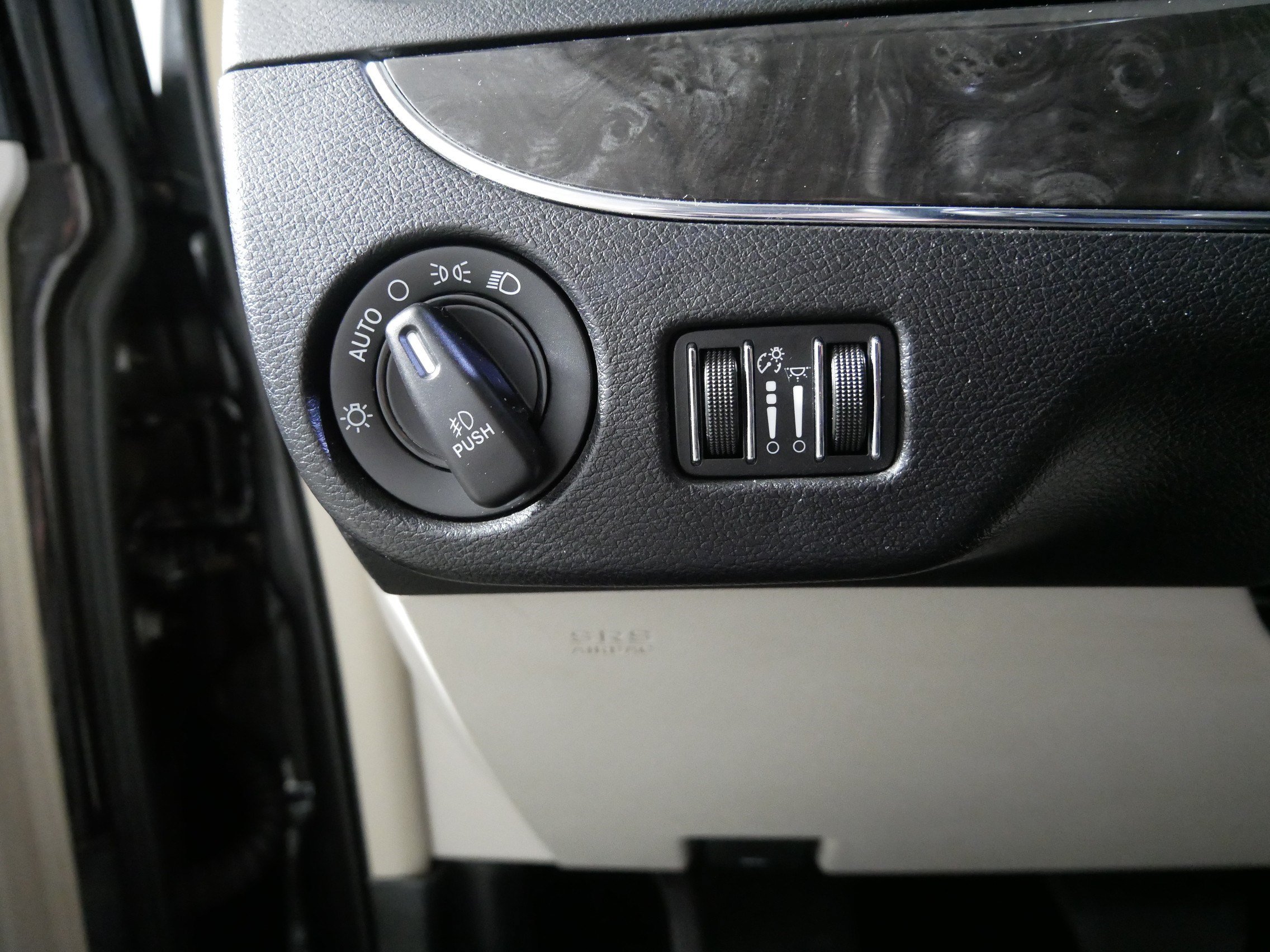Used 2015 Chrysler Town & Country Touring-L w/ Driver Convenience Group FWD image 26