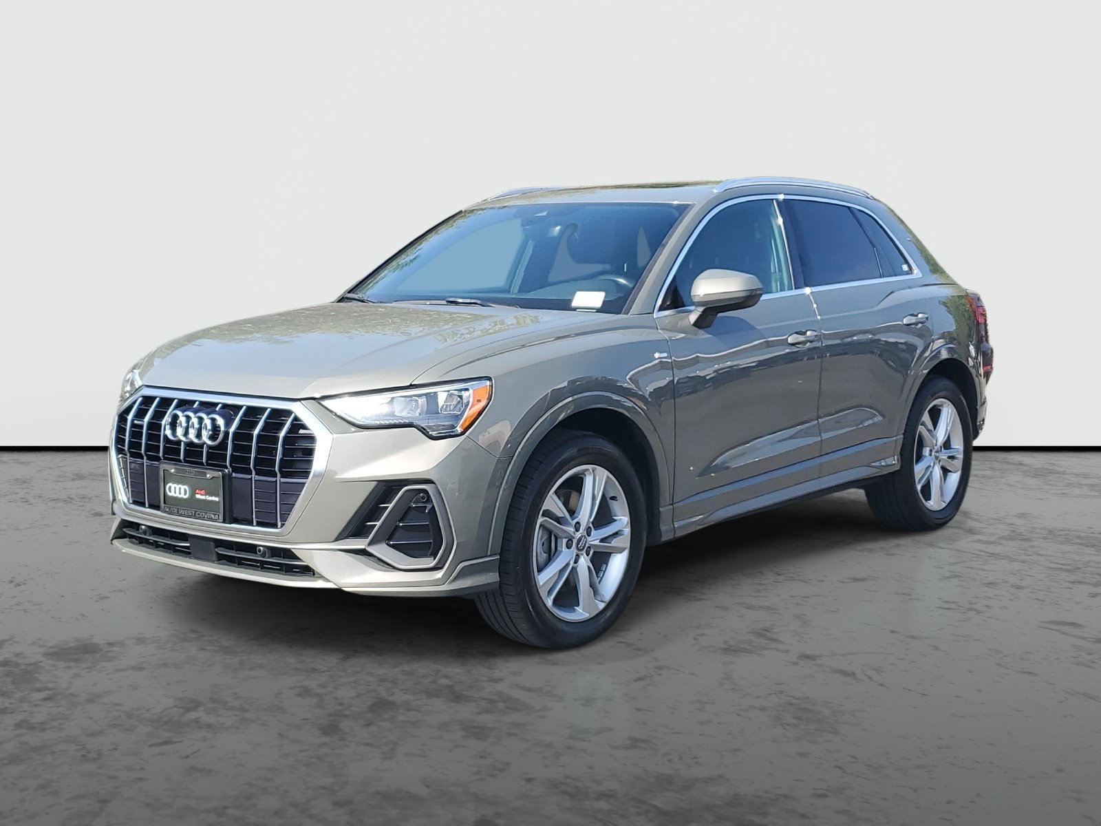 Used 2020 Audi Q3 2.0T Premium w/ Convenience Package AWD/4WD image 2